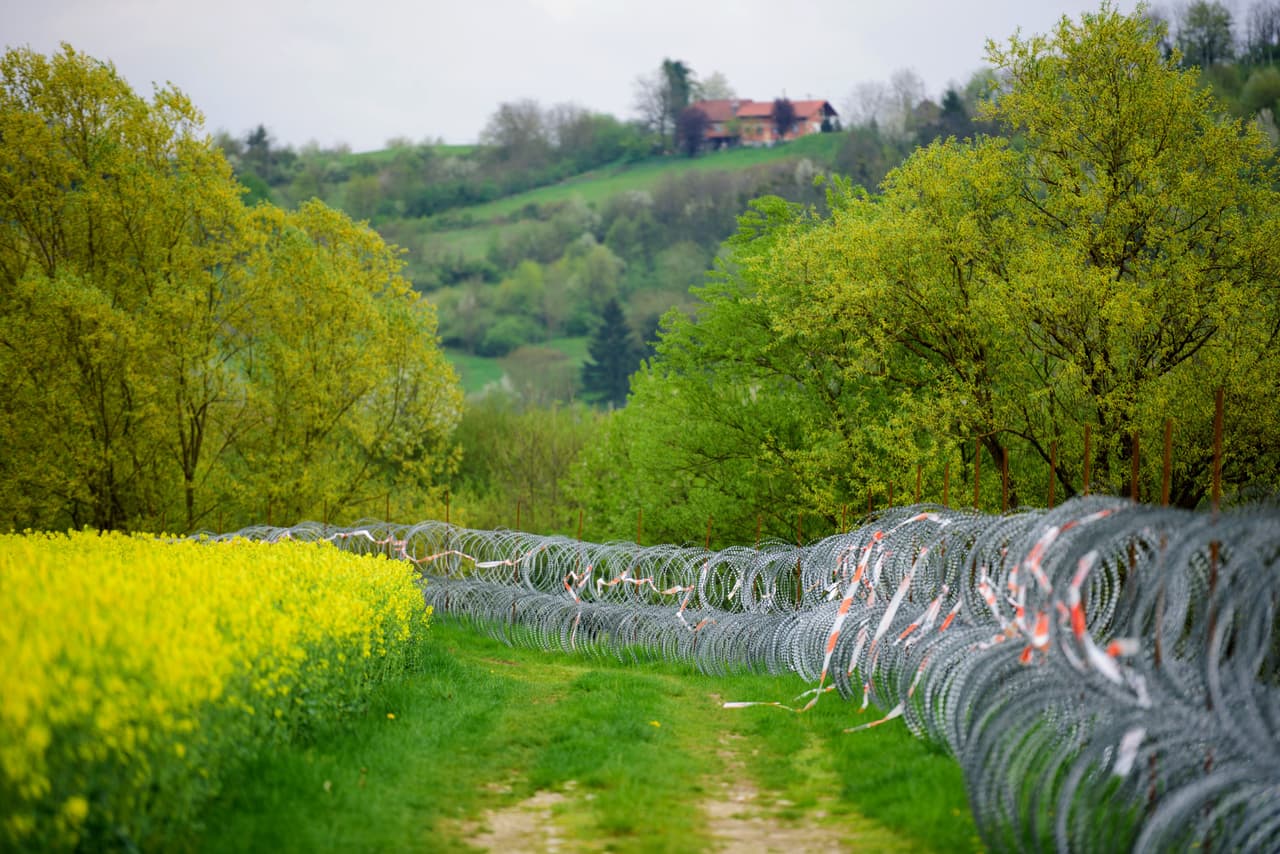 <b>Slovenia - Croacia: </b>La barrera entre Eslovenia y Croacia, países de la Unión Europea que sirven de paso para los migrantes que intentan llegar a Austria y Alemania, mide 400 millas y fue construida en 2015. Esta parte de la barda se encuentra en Rakovec, Slovenia. 9 de abril de 2016.
<br>