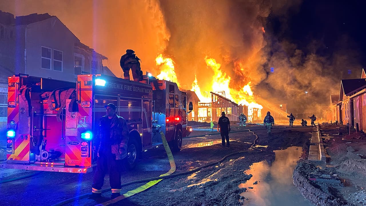 De inmediato se tendieron líneas de suministro para atacar las llamas desde diferentes posiciones, incluso desde las alturas.