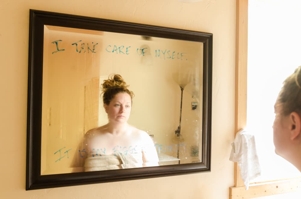 Al final, quien debe cuidar de uno mismo eres solamente tú, nadie más, pero no temas pedir ayuda. Mírate al espejo y acepta quién eres, con todos tus virtudes y defectos y asume la responsabilidad de tus acciones, de quererte, de ser más abierto ante los demás.