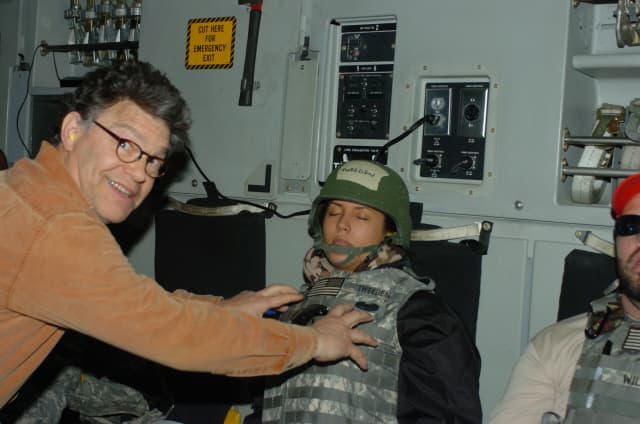 Una mujer acusa al senador demócrata Al Franken de manosearla y besarla sin consentimiento