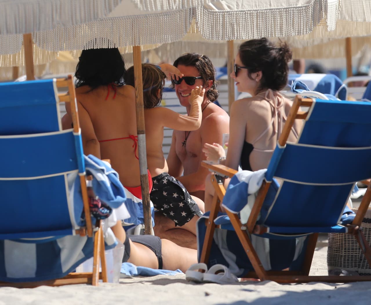 Mira nada más la sonrisota de Colate pasando un dulce momento con Andrea Nicolás.