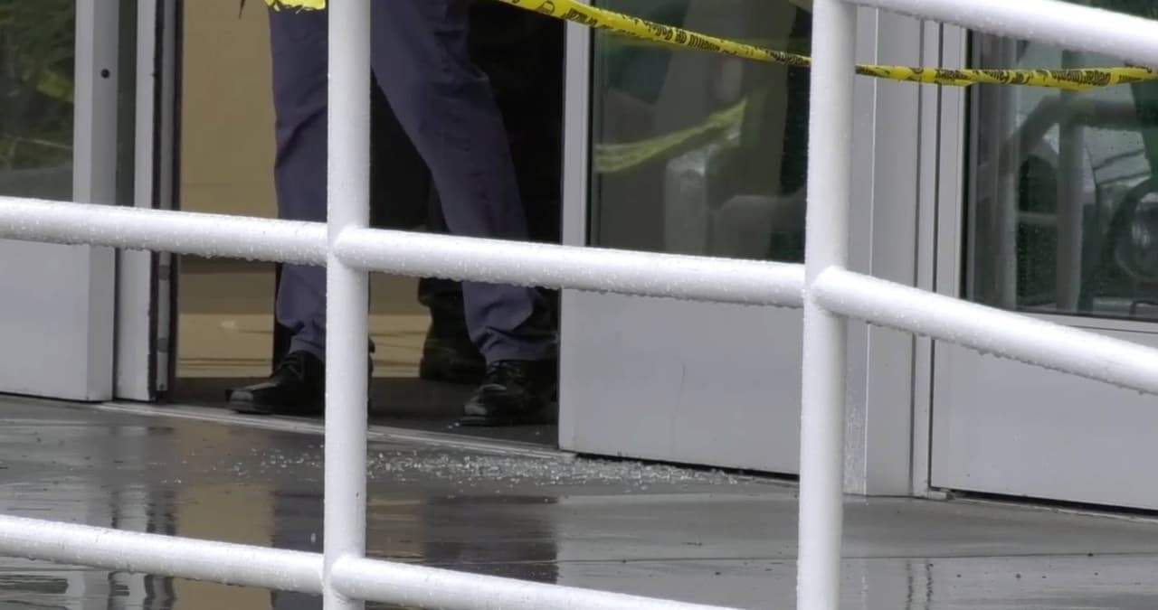 Moore dijo que no parecía que el oficial que disparó "sabía que había alguien detrás o que había visto a otra persona que no fuera el sospechoso y una pared".