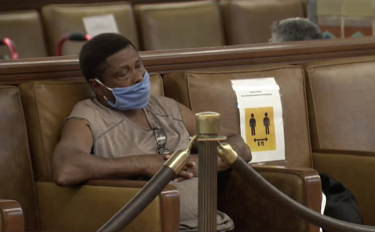 <b>Después del viaje</b>
<br>Las personas no vacunadas que regresan de un estado de alto riesgo ("naranja") deben:
<ul>
 <li style="box-sizing: border-box;">Hacerse la prueba viral 3-5 días después del viaje y quedarse en cuarentena durante 7 días completos.</li>
 <li style="box-sizing: border-box;">Incluso si la prueba es negativa, ha de permanecer en casa y en cuarentena durante los 7 días completos.</li>
</ul>
<br>