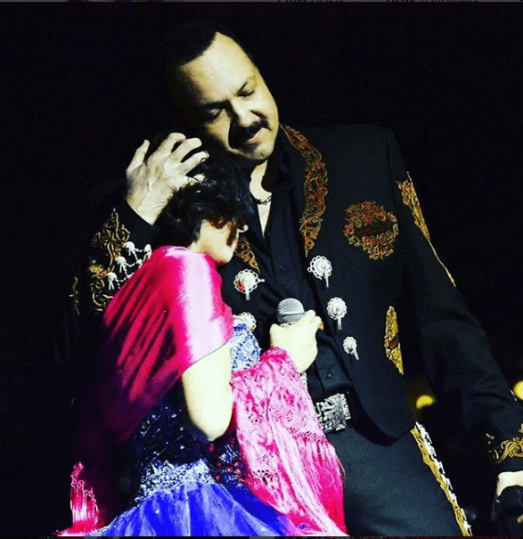 Además publicó esta imagen en la que se puede ver a Angelita Aguilar junto a su padre, en una presentación.