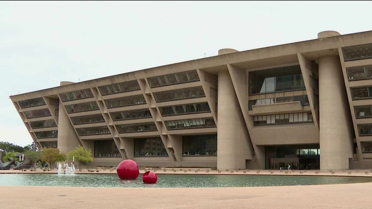 ¿Se queda o se muda? Quieren que los votantes decidan el futuro del City Hall de Dallas