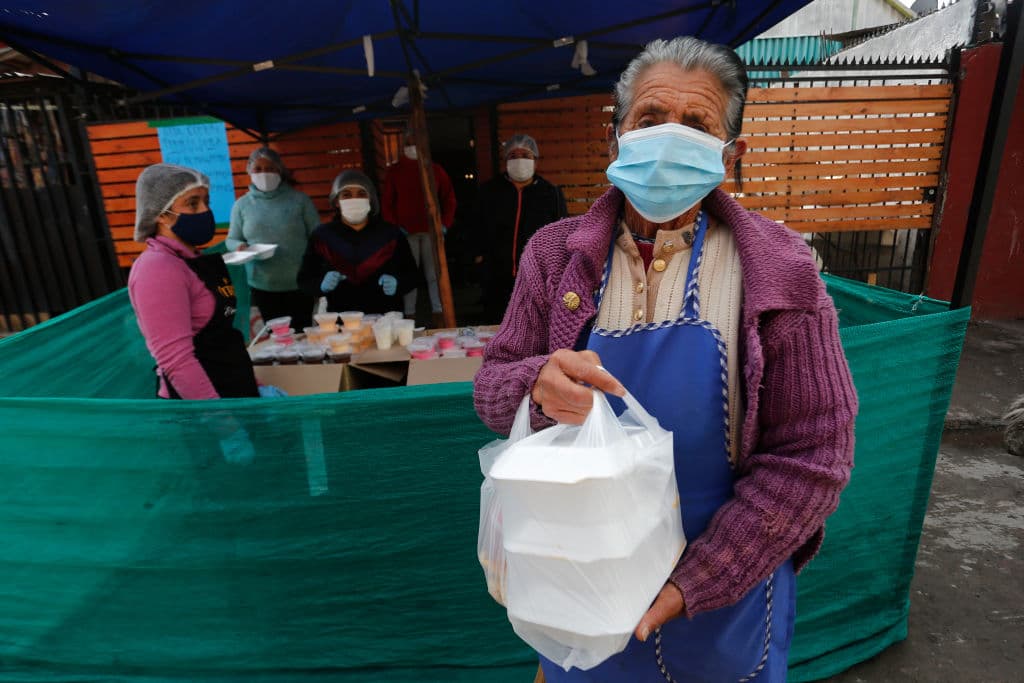 La crisis sanitaria de la pandemia implica a su vez una profunda crisis económica que este año se enfrentará a una caída regional del 9,1% del PIB, según datos de la CEPAL. En este escenario, los países de la región que prevén las caídas más drásticas de actividad económica serán Argentina, Brasil y Perú, de acuerdo con este organismo.