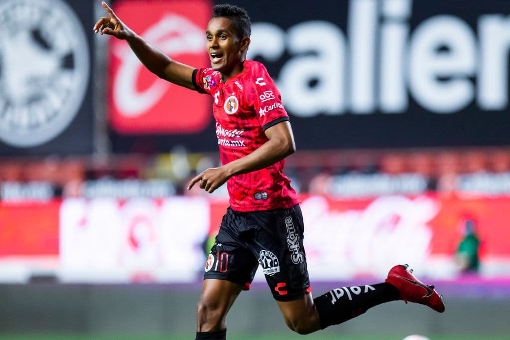 El Xolo mordió al Gallo y definió el juego en 5 minutos