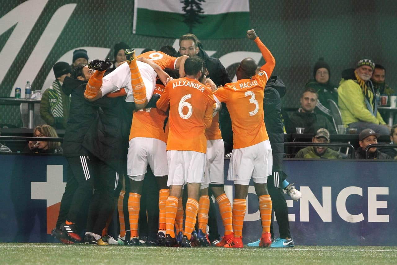 Los equipos profesionales de la ciudad que continuarán con usando la mascarilla son:
<a href="https://www.univision.com/deportes/temas/houston-rockets">Rockets,</a>
<a href="https://www.univision.com/deportes/futbol/mls/houston-dynamo-fc/*">Dynamo</a> y
<a href="https://www.univision.com/deportes/temas/houston-astros">Astros</a>.