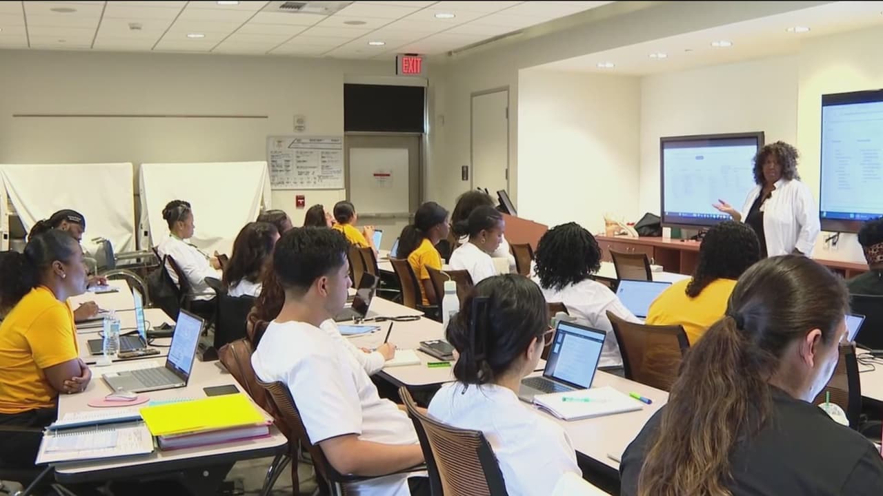 ¿Cómo afectan los nuevos límites de préstamos estudiantiles federales a los hispanos?
