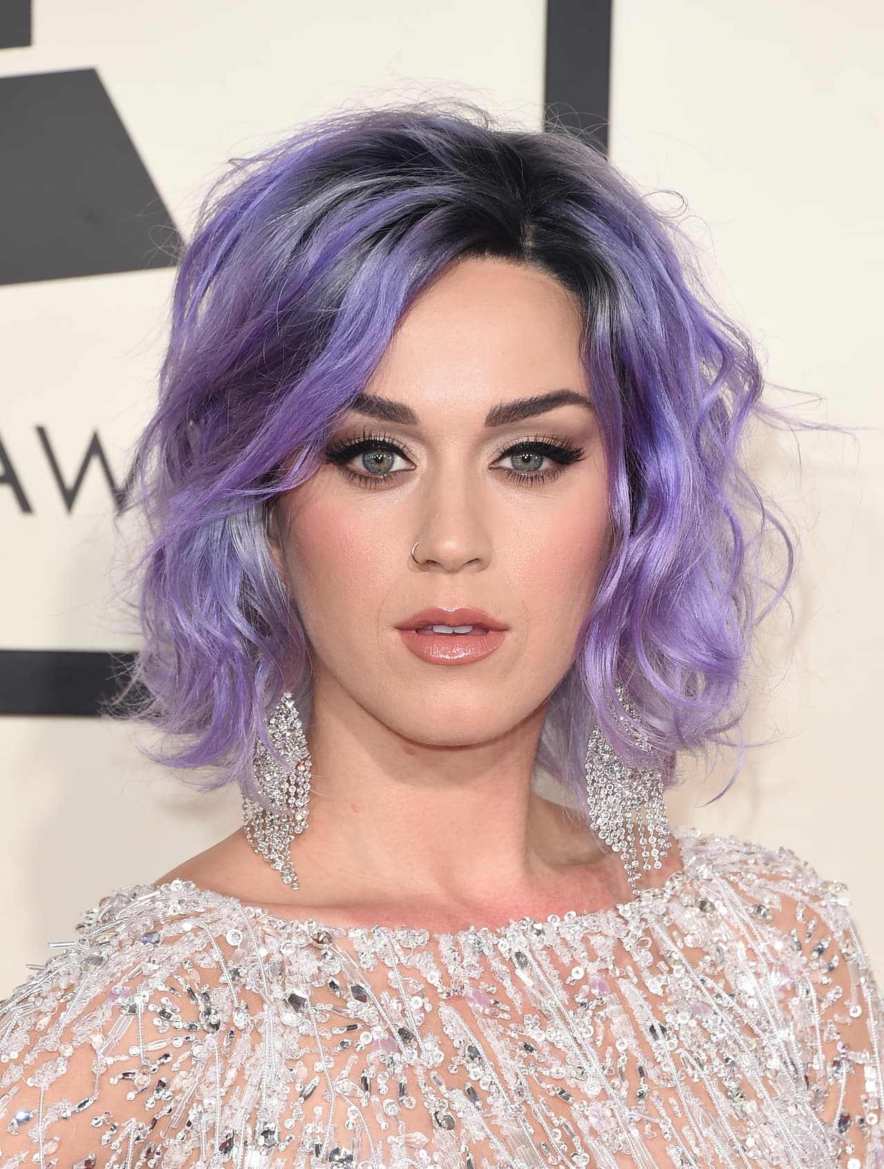 A Katy también le encanta que sus ojos resalten ocupando tonos oscuros y aplicando el 'smokey eyes' para lucir imponente.