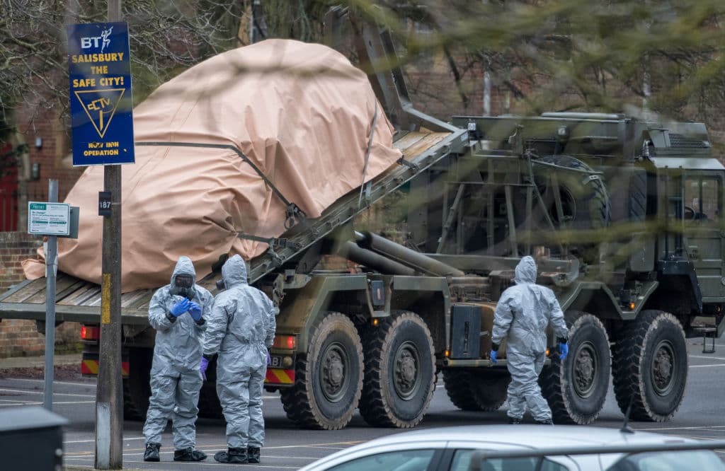 Skripal era un ex coronel en la inteligencia militar de Rusia que fue encarcelado en su país por traición y llegó a Gran Bretaña en 2010 como parte de un intercambio de espías. Personal militar con trajes de protección sacaron un coche de la policía y otros vehículos de un aparcamiento público mientras continúan las investigaciones.