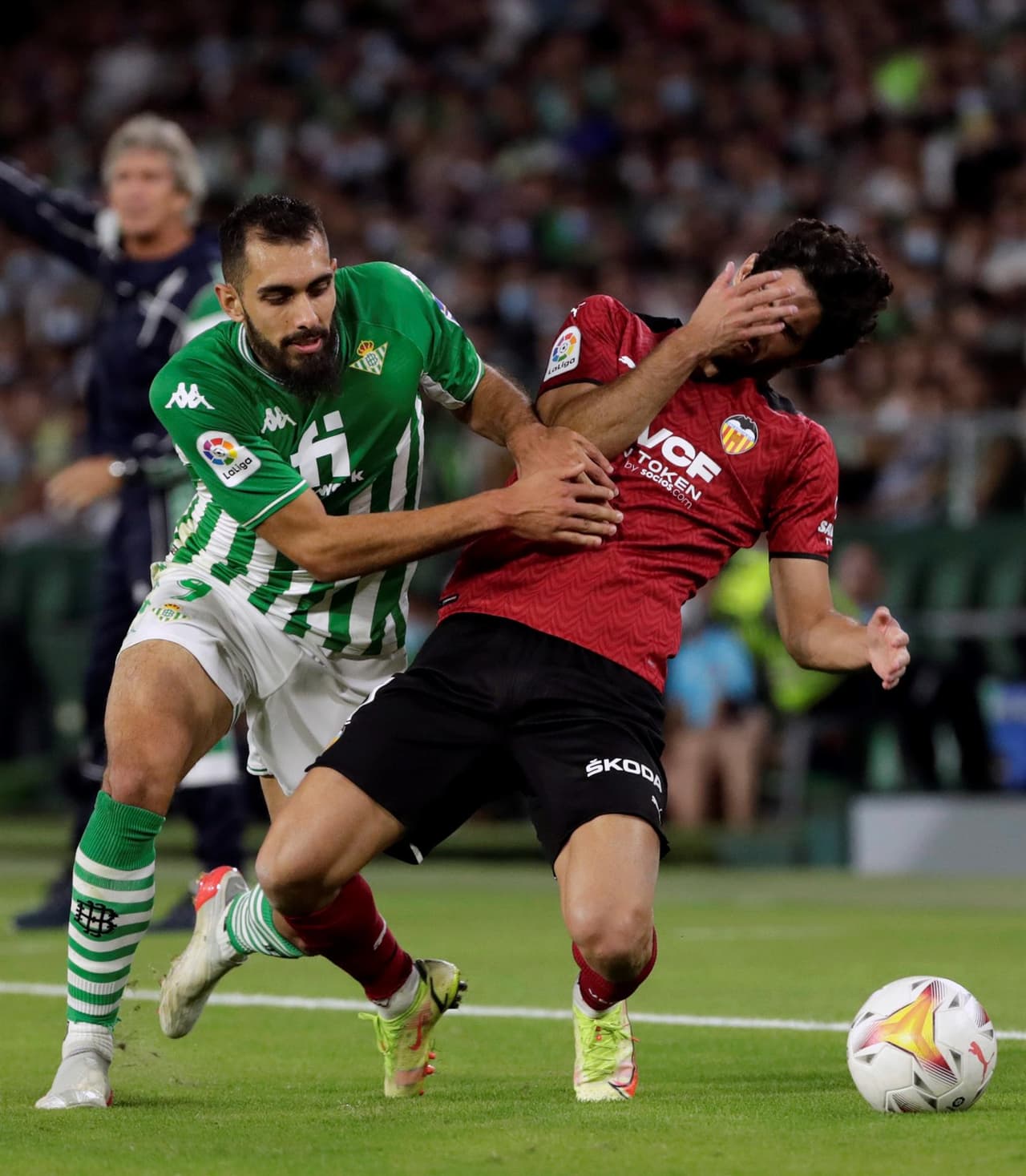 Real Betis golea al Valencia 4-1 durante la Jornada 11 en La Liga. Borja Iglesias, con doblete, ya ponía encima a los béticos en el marcador, pero Gabriel Paulista ya anotaba uno a favor de los Chés y, al final, German Pezzella y Juanmi Jiménez se encargaron de alargar la diferencia y quedarse con la victoria. Guardado ingresó al 63'.