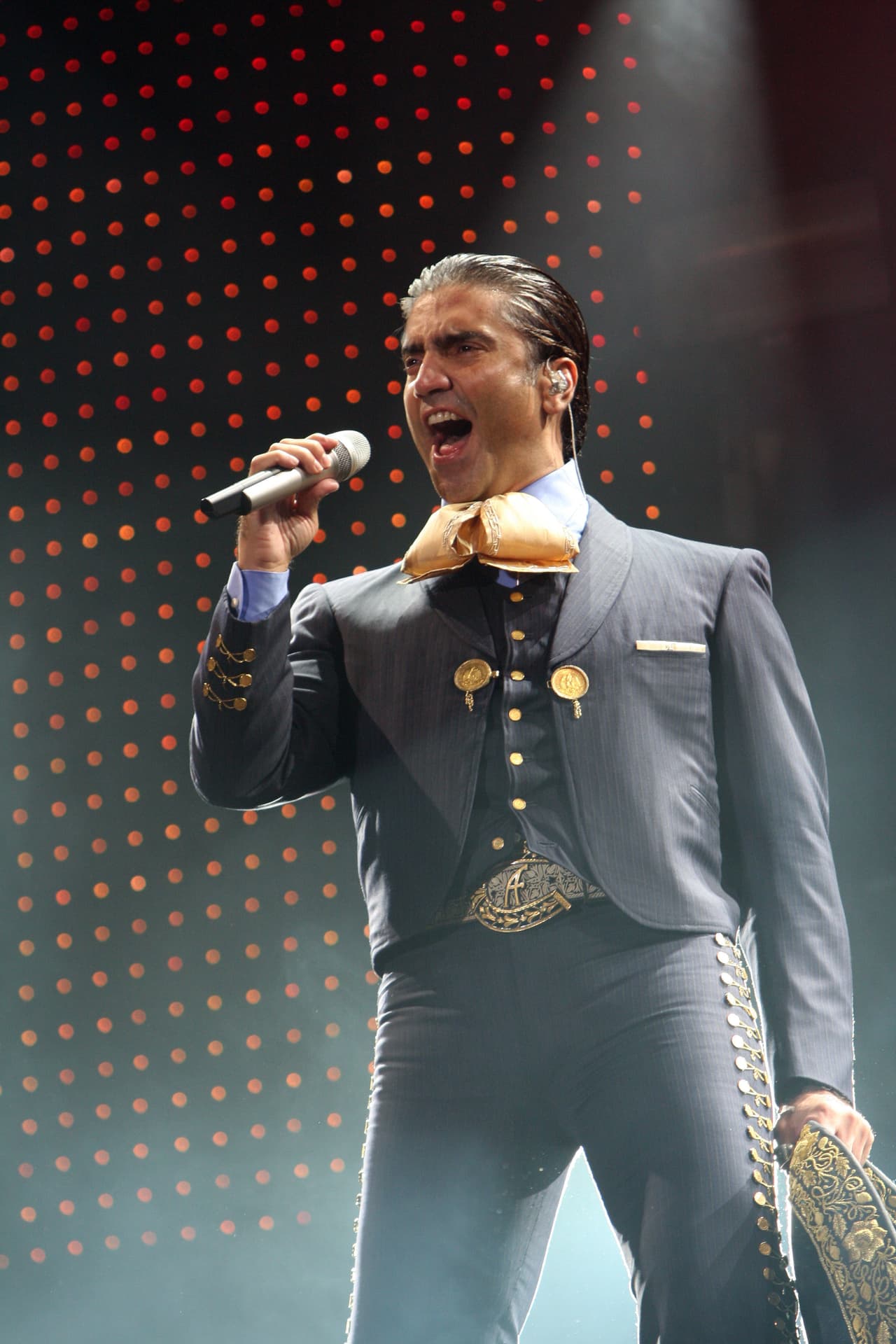 Alejandro Fernández heredó de su padre el gusto por la música regional mexicana, por eso es otro de los cantantes orgullosamente mexicanos.