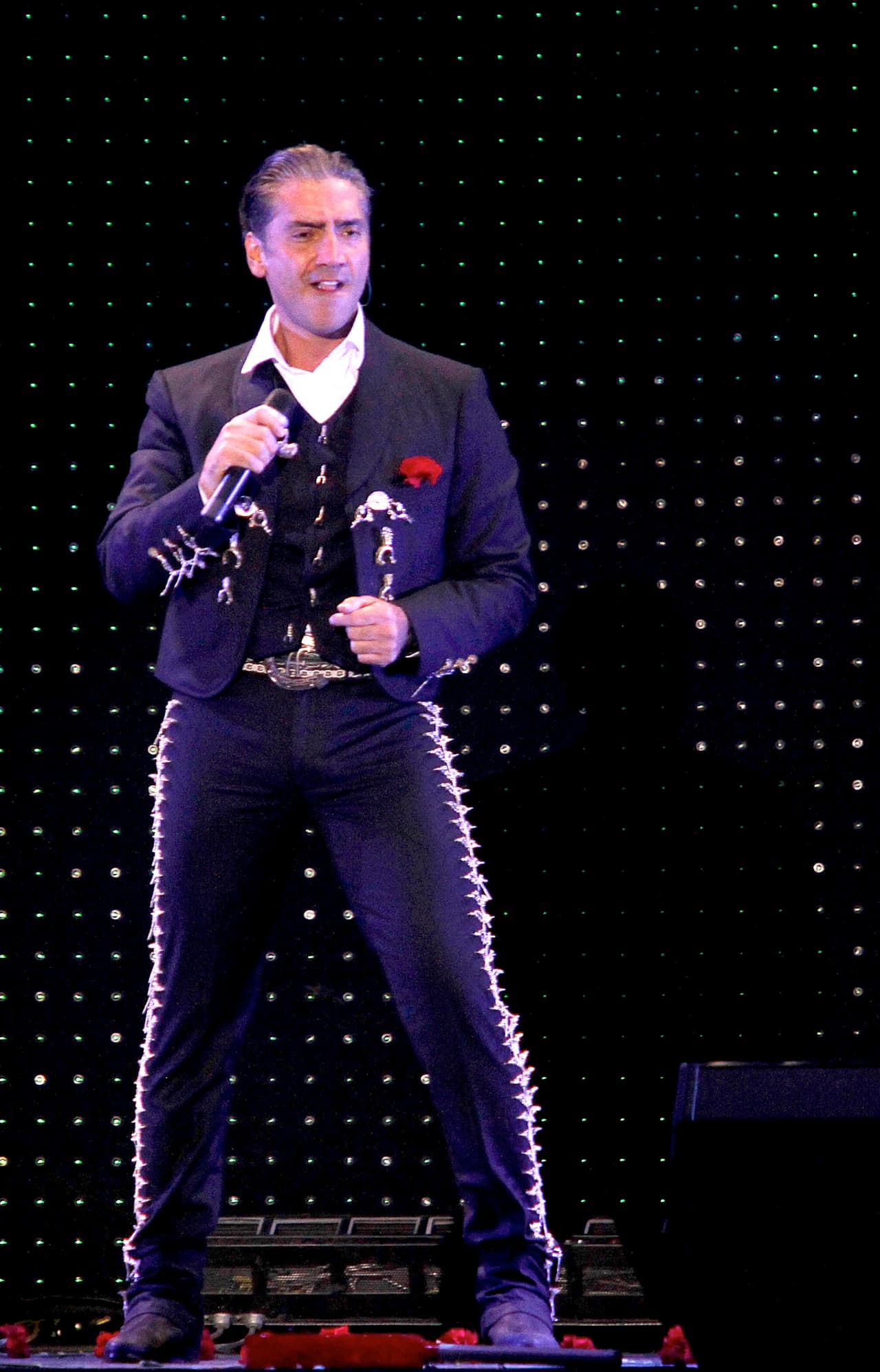 El intérprete de 'Como Quien Pierde Una Estrella' y 'Niña Amada Mía' es uno de los charros consentidos por las mujeres, es muy guapo y todo un seductor.