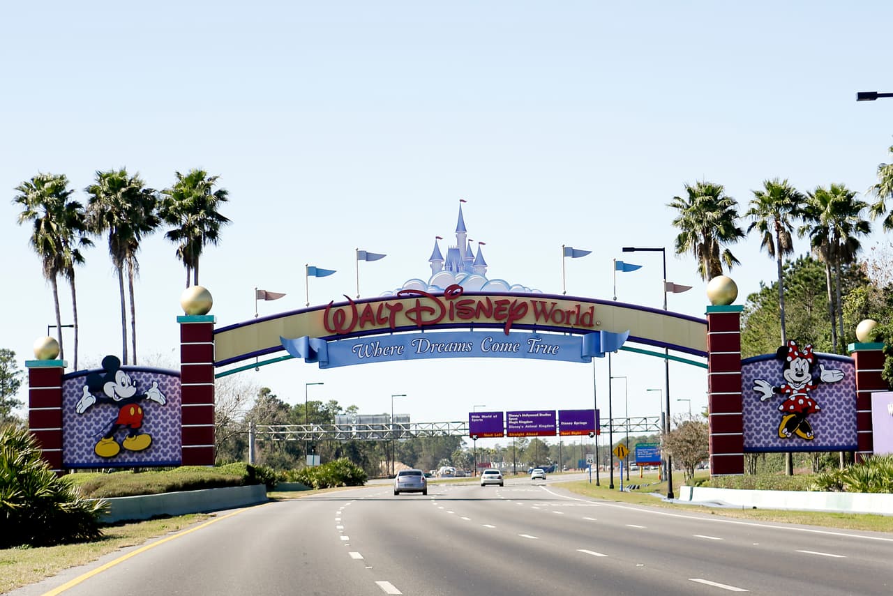 Fotografía de archivo del 31 de enero de 2017 de autos en una carretera que lleva a Walt Disney World en Lake Buena Vista, Florida. (AP Foto/John Raoux, Archivo)