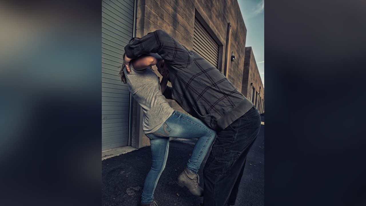 Una campeona en artes marciales somete a un hombre que golpeaba a su novia en plena calle