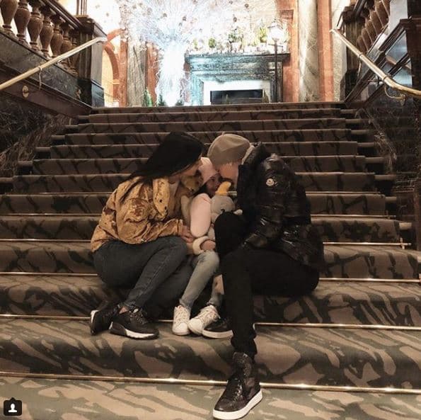 En varias ocasiones sus seguidores la han cuestionado sobre la identidad de Carlota, a lo que Chiqui ha contestado que es por respeto al derecho a la privacidad de su pequeña.