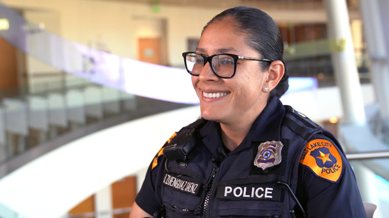 Berenice cada día sale de su casa llevando un uniforme azul y sus raíces hispanas que la ayudan a ser una mejor profesional y persona.