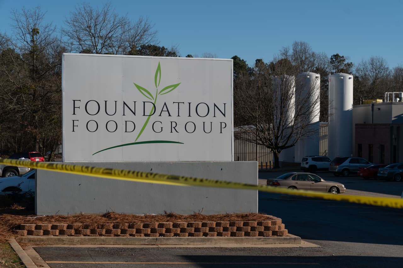 El vicepresidente de Recursos Humanos de Foundation Food Group, Nicholas Ancrum, calificó la fuga como un trágico accidente y dijo que los primeros indicios son que una línea de nitrógeno se rompió en la instalación.