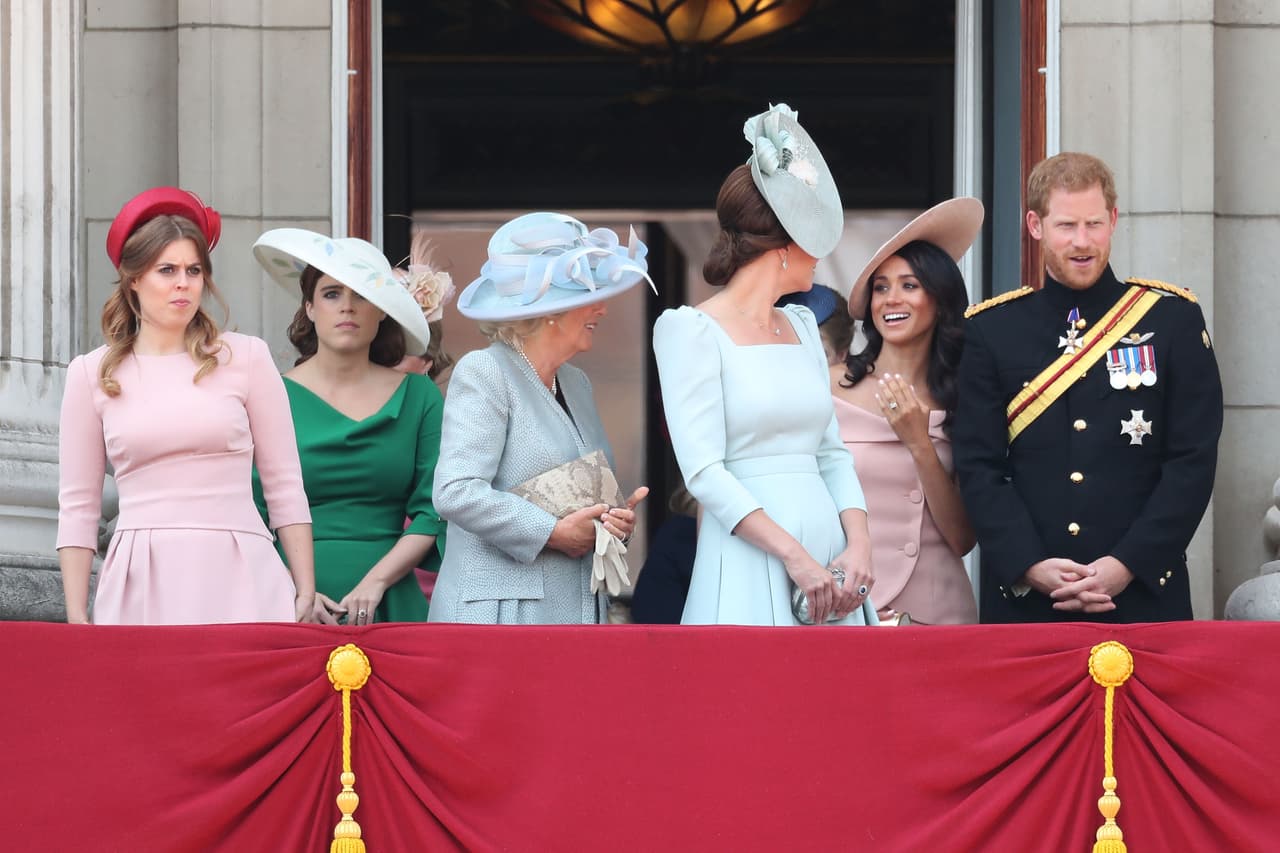 A la llegada al evento que tuvo lugar en el Palacio de Buckingham, Meghan Markle fue el centro de atención pues fue su primera aparición luego de la luna de miel con el príncipe Harry.