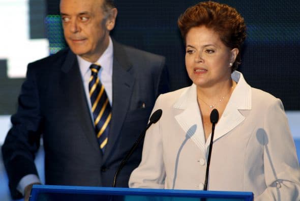 La candidata oficialista brasileña Dilma Rousseff y el opositor José Serra protagonizaron un tenso debate televisado la noche del domingo.