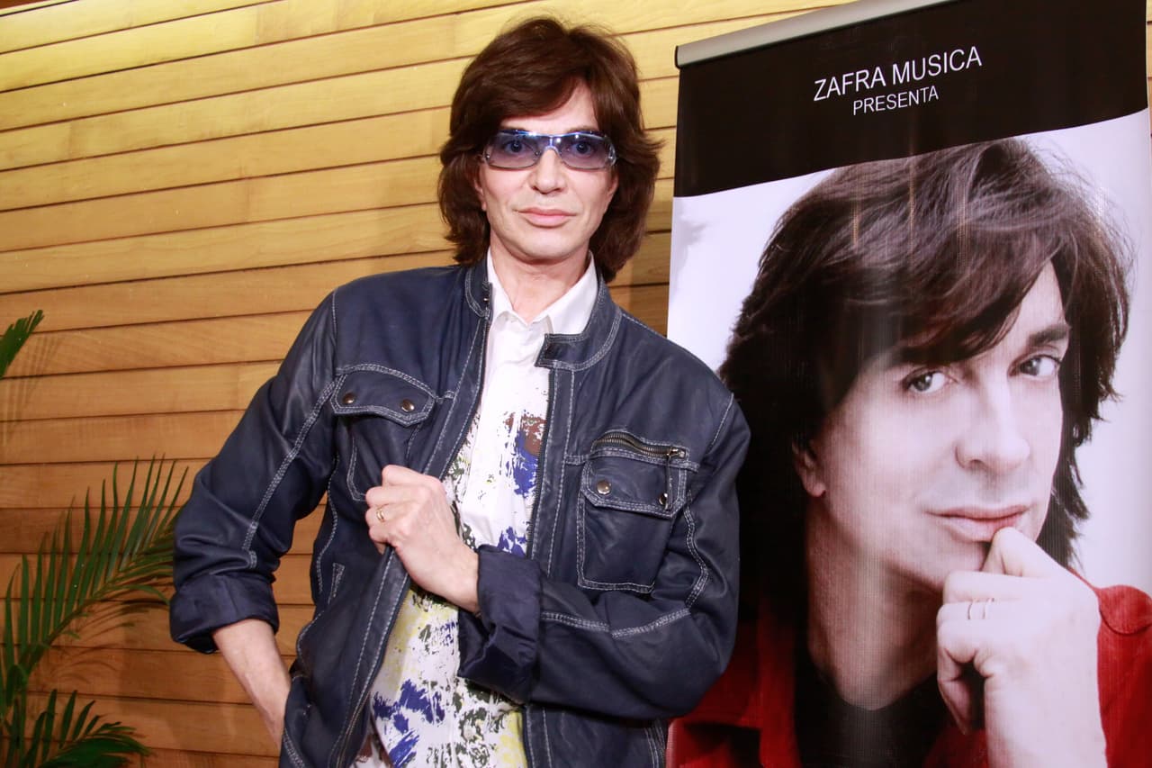 "
<b>No creo que cambie mucho por la herencia</b>. Cambiará mi forma de actuar, pero será para bien. 
<b>No creo que me compre un yate ni nada</b> por el estilo. Voy a seguir siendo productivo artísticamente o como sea. No he perdido mi rumbo", afirmó el también cantante.