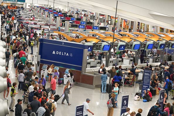 ATLANTA, GEORGIA - 20 DE JULIO: La gente hace fila en el Aeropuerto Internacional Hartsfield-Jackson el 20 de julio de 2024 en Atlanta, Georgia. Tras la interrupción global de TI de ayer, la gente sigue teniendo problemas para navegar en los viajes aéreos, encontrar su equipaje y volver a reservar vuelos que habían sido cancelados. (Foto de Megan Varner/Getty Images) Crédito: Getty Images.