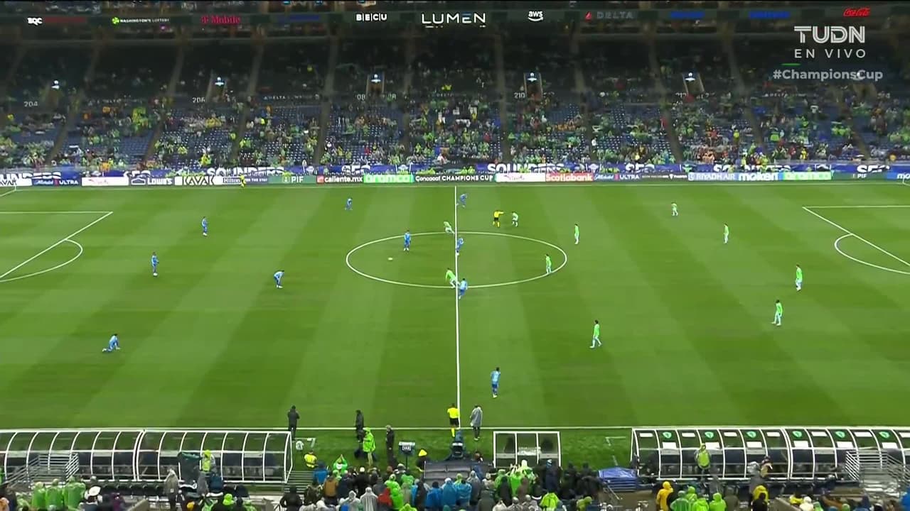 Arranca el partido y la pelota está en juego.