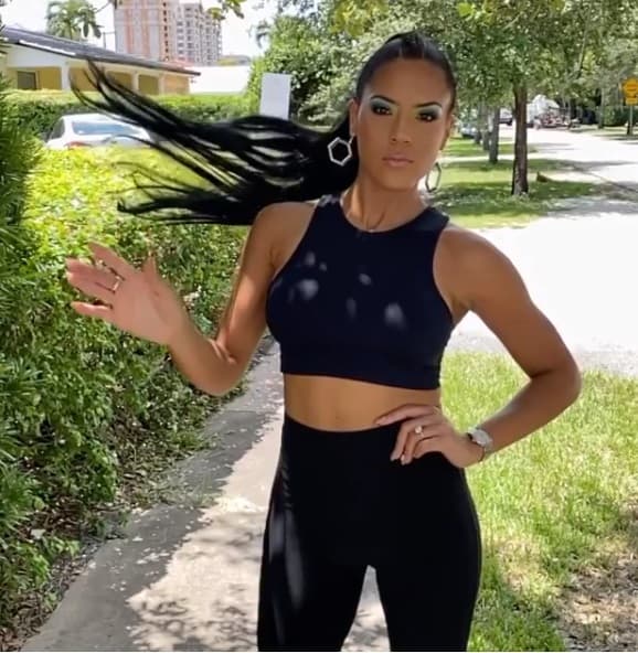 Antes de su participación en la fiesta del verano se aseguró de que su look estuviera perfecto. En las redes impactó a todos con el maquillaje colorido y el peinado de cola de caballo extra larga que llevó en los ensayos.