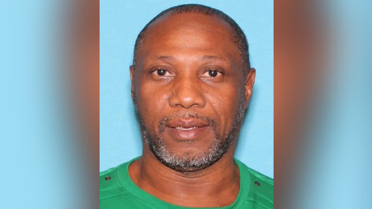 Tommie Lee Reese - Es buscado por crueldad animal por abandonar a dos caballos y no proveerles comida y agua. Reese tiene condenas previar por agresión y agresión contra un miembro de su familia.