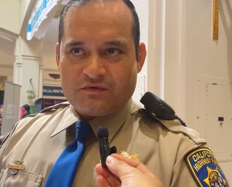 La Patrulla de Caminos de California también estuvo presente en la feria. El oficial Santiago Arellano brindó información de seguridad y de la campaña de reclutamiento a los asistentes.