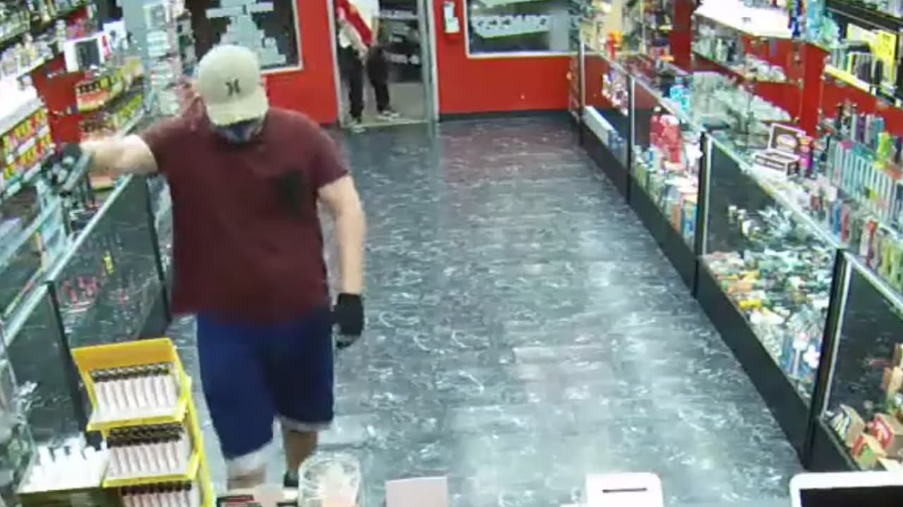 La policía de Houston solicita la ayuda del público para identificar a dos hombres que armados, robaron una tienda de accesorios para cigarrillos electrónicos al noroeste de Houston.