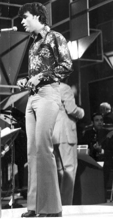 En 1967 cantaba en bares locales de Ciudad Juárez y Tijuana bajo el nombre artístico de Adán Luna, hasta que firmó con RCA Discos y cambió su nombre artístico a Juan Gabriel. México, 1967.