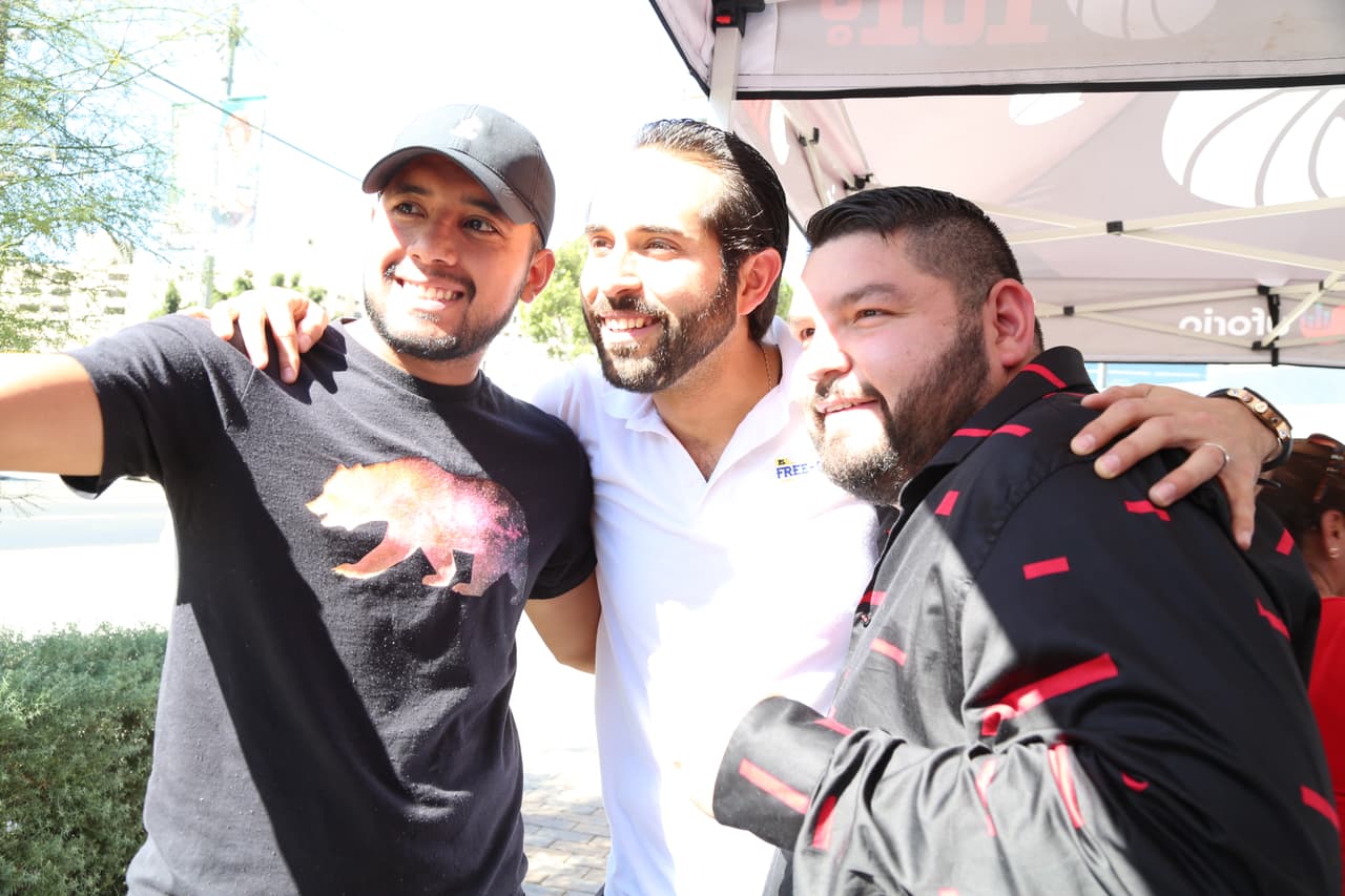 Así se divierten los locutores del Free-guey show cuando no están en cabina.