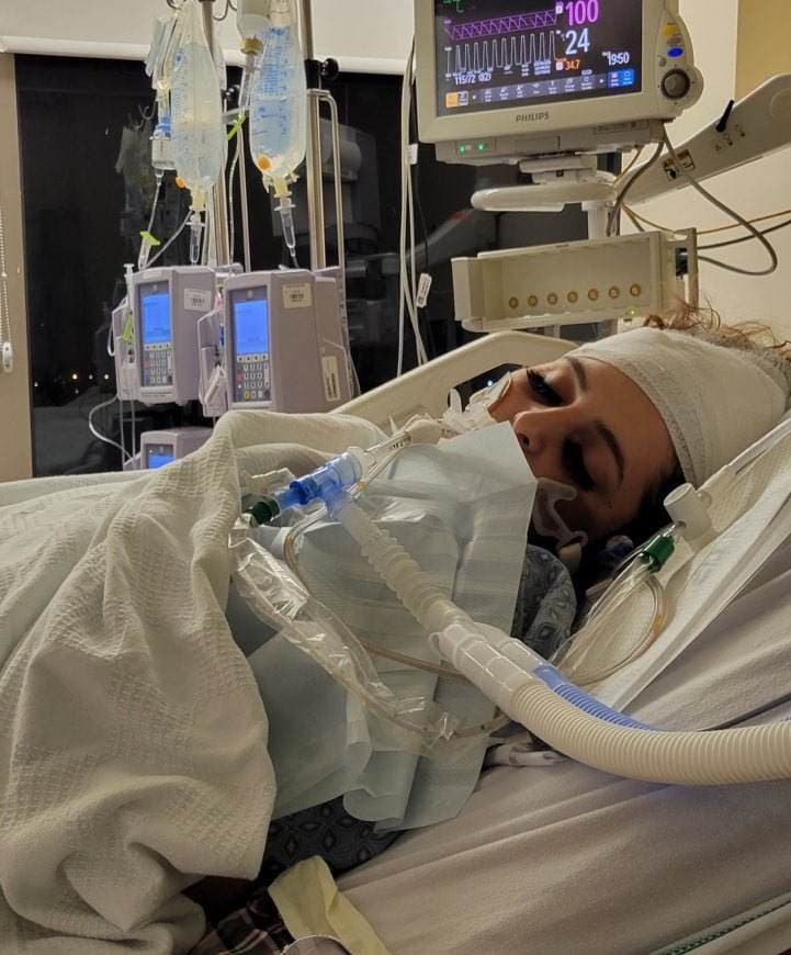 Manuela se encontraba como copiloto en un vehículo cuando un oficial de seguridad abrió fuego. A la llegada de la policía encontraron a una mujer tendida en el suelo con una herida de bala, informó Brandon Fahey vocero del LBPD. La mujer fue transportada al hospital en condición crítica.