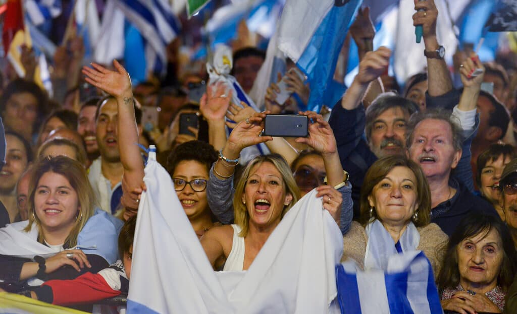 Elecciones presidenciales en Uruguay: resultados oficiales dan ligera ventaja al opositor Luis Lacalle