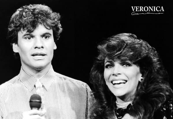 <b><a href="http://www.univision.com/programas/novelas/veronica-castro-50-anos-de-exito-fotos">Verónica</a></b> le robó un beso de amor a Juan Gabriel, esto sucedió dentro de la historia de la película ‘Nobleza ranchera’ en 1977.