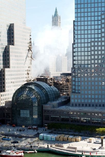 El 11 de septiembre Estados Unidos fue víctima de horrendos ataques terroristas: Al Qaeda secuestró e impactó cuatro aviones contra varios objetivos y que causaron la muerte y destrucción, siendo el episodio que precedería a la guerra de Afganistán y a la adopción por el Gobierno estadounidense y sus aliados de la política denominada de Guerra contra el terrorismo. Los atentados fueron cometidos por diecinueve miembros de la red yihadista Al-Qaida,1 divididos en cuatro grupos de secuestradores, cada uno de ellos con un terrorista piloto que se encargaría de pilotar el avión una vez ya reducida la tripulación de la cabina. Los aviones de los vuelos 11 de American Airlines y 175 de United Airlines fueron los primeros en ser secuestrados, siendo ambos estrellados contra las dos torres gemelas del World Trade Center, el primero contra la torre Norte y el segundo poco después contra la Sur, provocando que ambos rascacielos se derrumbaran en las dos horas siguientes.2 3 El tercer avión secuestrado pertenecía al vuelo 77 de American Airlines y fue empleado para ser impactado contra una de las fachadas del Pentágono, en Virginia. El cuarto avión, perteneciente al vuelo 93 de United Airlines, no alcanzó ningún objetivo al resultar estrellado en campo abierto, cerca de Shanksville, en Pensilvania, tras perder el control en cabina como consecuencia del enfrentamiento de los pasajeros y tripulantes con el comando terrorista.