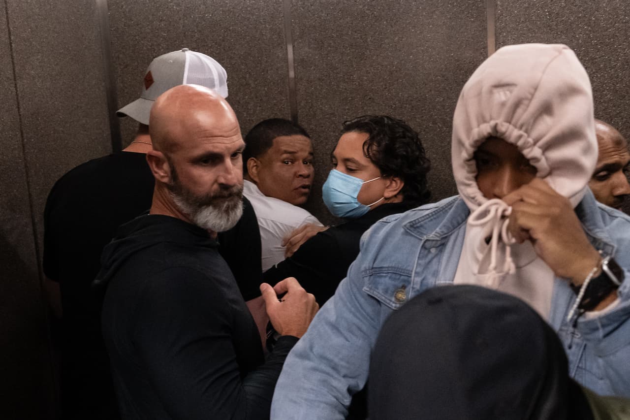 <h2 class="cms-H2-H2"><b>Legalmente, ¿tienen que mostrar una orden de arresto?</b></h2>
<br>Por lo general, ellos deben de tener una orden de arresto emitida por ICE, explicó Olmedo. 
<b>En una casa o lugar de trabajo, se debe presentar una orden judicial, firmada por un juez. </b>
<br>
<br>“En un lugar público, una persona no tiene una expectativa de privacidad. Por lo tanto, ahí pueden detener a personas y muchas veces no van a saber quién los está deteniendo hasta que terminen en un centro de detención”, dijo Olmedo.