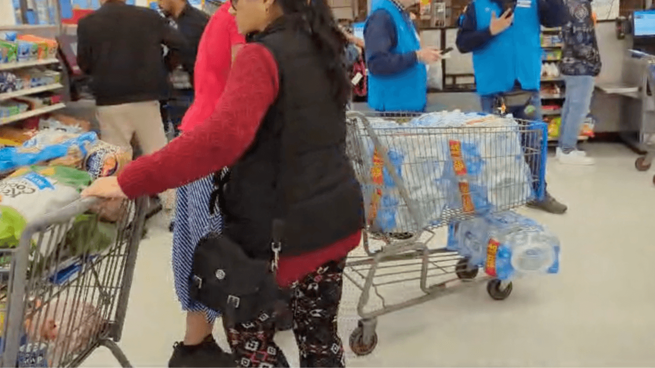 Por el momento, la agencia regulatoria de la energía eléctrica en el estado, ERCOT, no ha informado que vaya a haber cortes masivos de energía como la crisis que ocurrió a principios de 2021 con la tormenta invernal.