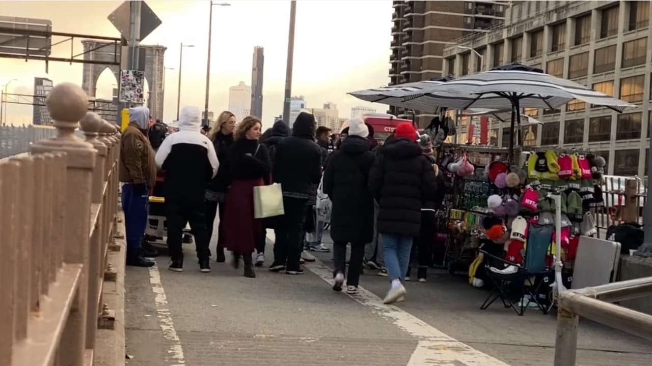 Vendedores ambulantes del puente de Brooklyn se oponen a ser desalojados: "No es justo"