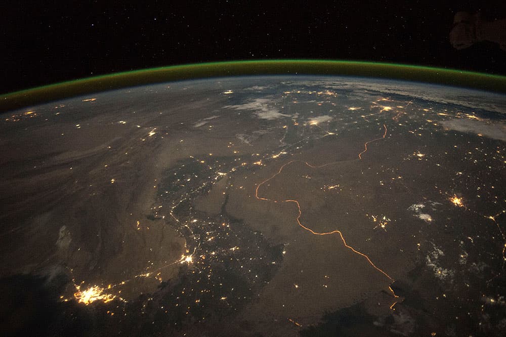 Esta fotografía muestra uno de los pocos lugares en la Tierra donde se puede ver un límite internacional por la noche. La sinuosa frontera entre Pakistán e India está iluminada por luces de seguridad que tienen un tono naranja.