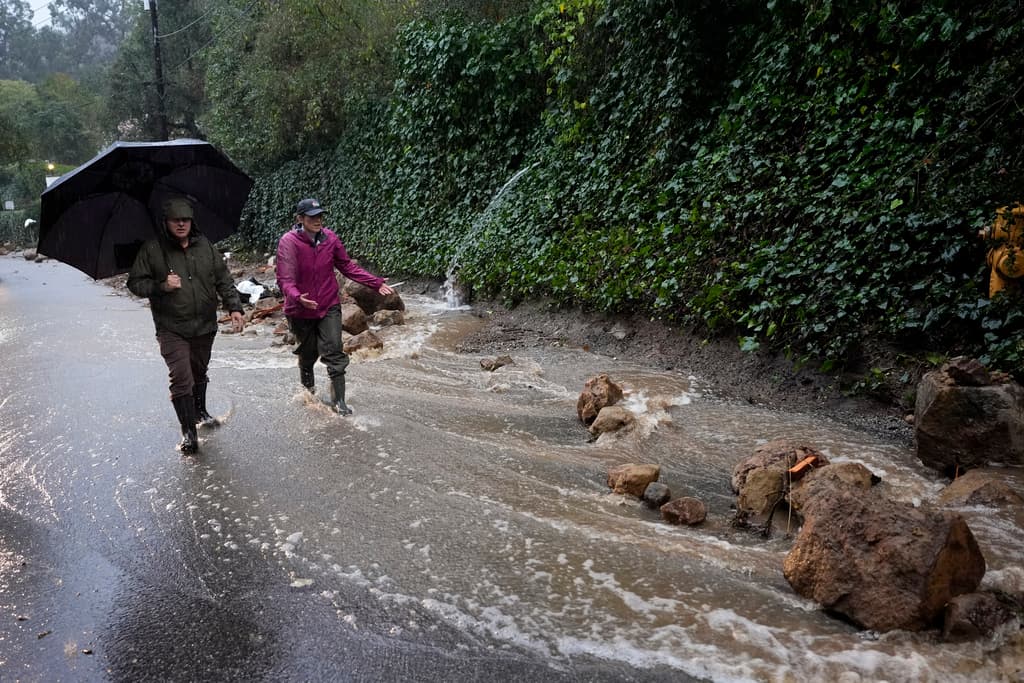 Para los residentes en Studio City, parecía increíble lo que vivían este lunes, teniendo que salir de sus hogares a pie, porque las rocas no permiten el paso.