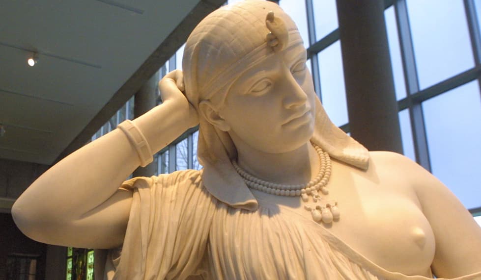 <b>Cleopatra.</b> Fue una de las primeras mujeres que supo usar la belleza a su favor. No solo acentuaba sus definidos rasgos a través de su exagerado maquillaje y su característica peluca. La reina egipcia poseía varios 
<a href="http://www.imujer.com/belleza/156150/estos-son-los-7-secretos-de-belleza-mas-increibles-de-cleopatra">secretos</a> y rituales para mantener una piel tersa y una esplendorosa cabellera. Todo ello, rematado con una buena dosis de actitud, la convirtió en un personaje legendario, irresistible a los hombres e imitado por todas las mujeres.
<br>