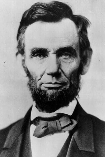 De los más famosos fantasmas en el lugar está el de Abraham Lincoln. Muchos han sido los visitantes de la Casa Blanca que han asegurado haber estado en contacto con la presencia del que fuera presidente de Estados Unidos, quien se ha dejado ver en su habitación, subiendo y bajando las escaleras y en el Salón Oval.