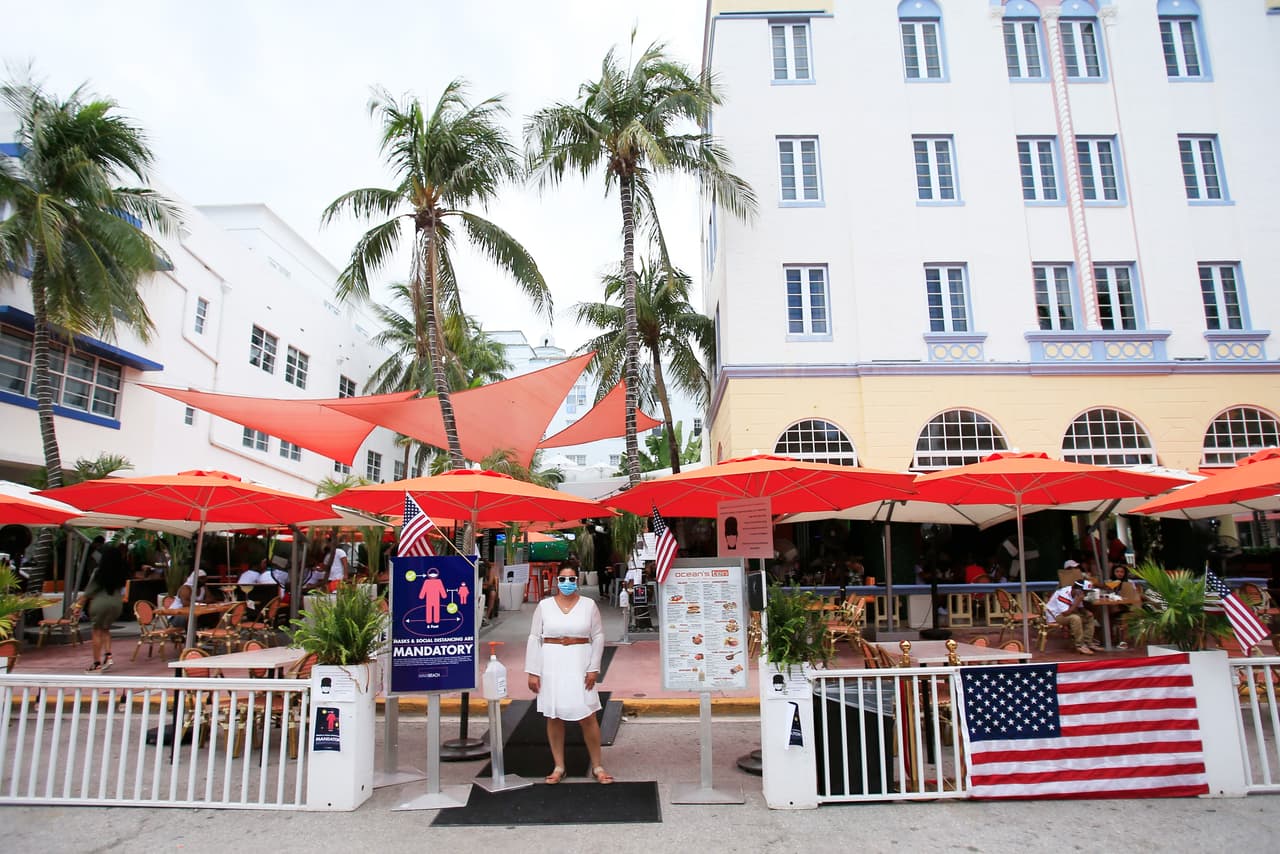 Además los restaurantes estarán abiertos con mesas en Ocean Drive como lo hacen todos los años, pero hasta la hora del toque de queda por el coronavirus.