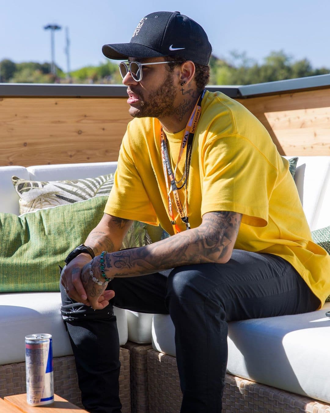 Y como no quería estar bajo la sombra de Messi... Emigró en París donde no ha sido lo que esperaban; el jugador no es feliz. Bueno, a veces sí, a veces no. Disfuta de la vida y ama bailar.