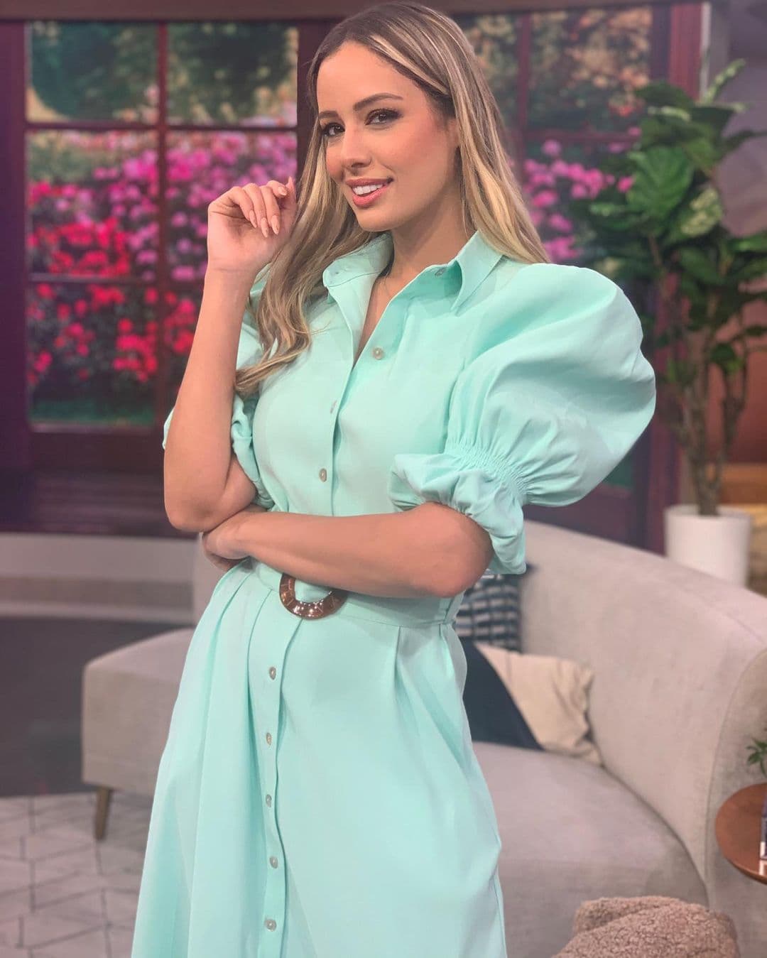Aleyda Ortiz es otra de nuestras conductoras que luce muy bien todo lo que se pone. En una de sus visitas a Despierta América la vimos con este look en color menta.
