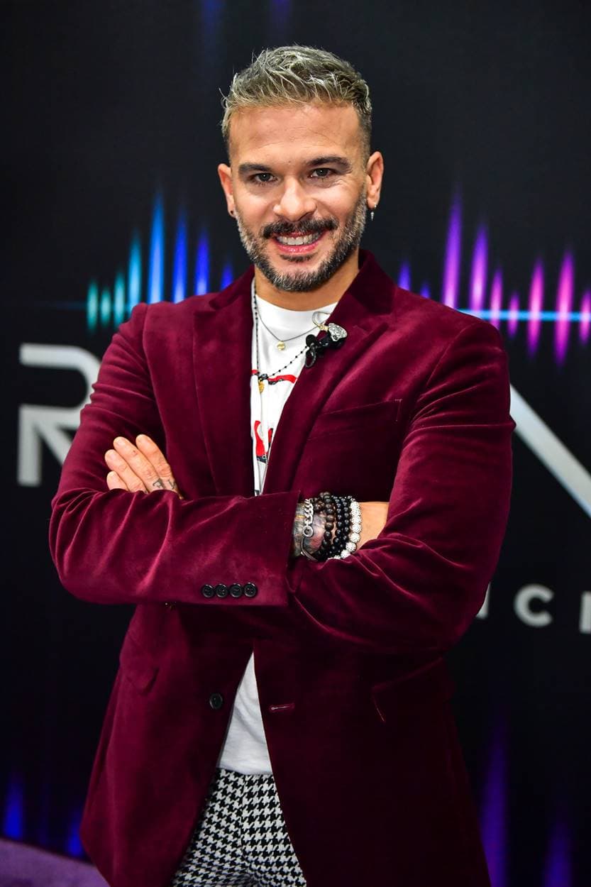 Pedro Capó también estuvo presente en el show; listo para darle ánimos a sus alumnas antes de que tocaran el escenario.