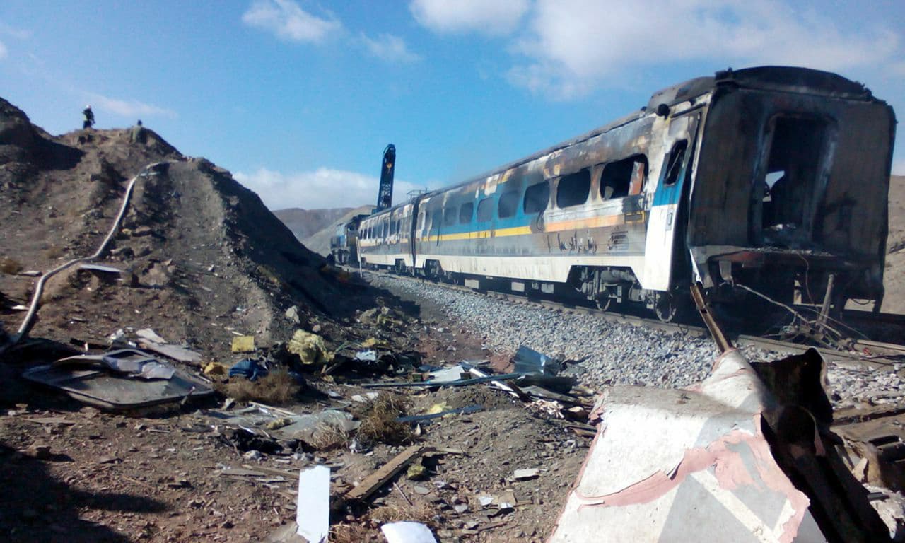 Choque de trenes deja al menos 43 muertos al norte de Irán